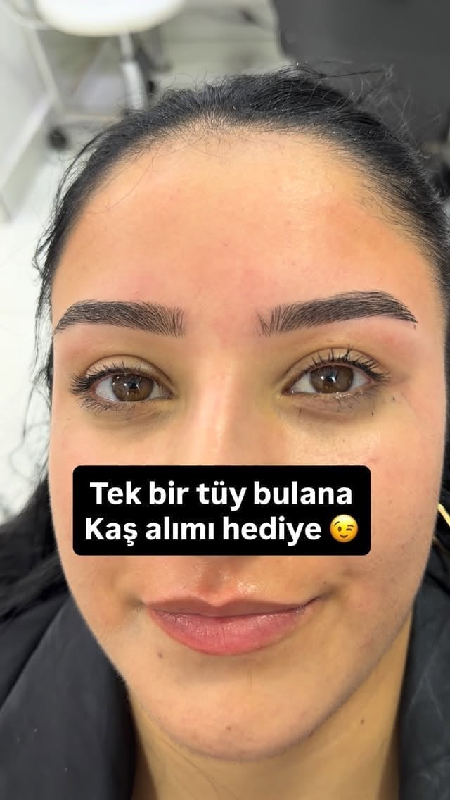 1. Kaş Şeklini Belirleme

Yüz tipine göre kaş şekli çok önemli:
	•	Yuvarlak yüz: Daha kavisli kaş
	•	Uzun yüz: Daha düz kaş
	•	Kare yüz: Yumuşak kavisli kaş

👉 Altın kural:
	•	Kaş başlangıcı → burun hizası
	•	Kavis → göz bebeğinin dışı
	•	Bitiş → göz kenarı