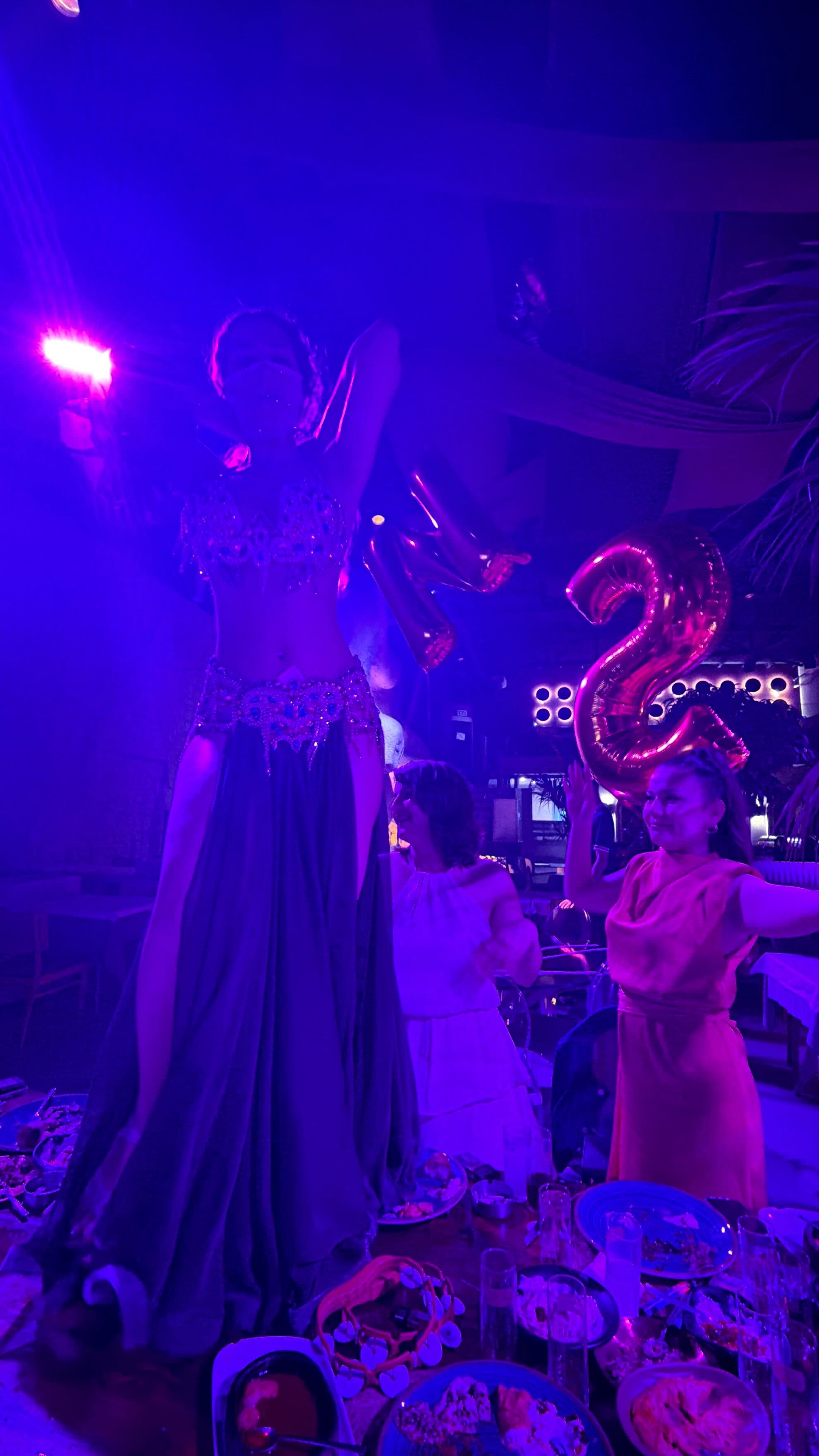 Işığı açmana gerek yok, ben zaten parlıyorum.” 
#antalya #keşfetteyim #antalyakeşif #güzellik #dansöz