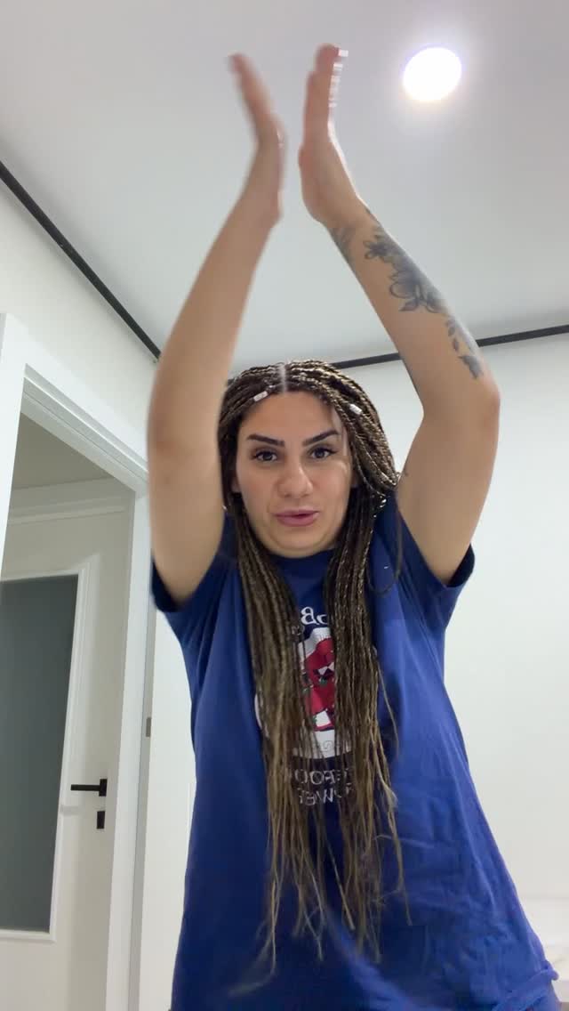 “30…” 🤍

Bazıları için sadece bir sayı…
Benim için ise ardımda bıraktığım tüm savaşların, gözyaşlarının, hayal kırıklıklarının ve yeniden ayağa kalkışlarımın adı.

Bu yaşa gelirken çok şey kaybettim, çok şey öğrendim.
İnsanların değiştiğini, bazı yolların yarım kaldığını, bazı vedaların insanın içine işlediğini gördüm.

Ama bir şeyi de öğrendim;
En karanlık günlerde bile insan kendi ışığını yakabiliyormuş.

Bugün 30 yaşındayım.
Eskisi kadar kırılgan değilim, ama eskisinden daha çok hissediyorum.
Eskisi kadar saf değilim, ama eskisinden daha çok seviyorum.
Eskisi kadar hayal kurmuyor olabilirim, ama hayallerim için daha çok mücadele ediyorum.

Bu yaşa yaralarımla, tecrübelerimle, başarılarımla ve bana güç veren güzel kızımla geldim.

Ve şimdi yeni yaşıma tek bir dilekle giriyorum:
Kendimi hiç kaybetmeden, içimdeki o güçlü kadını hep koruyabilmek…

Hoş geldin 30…
Kolay gelmedin ama bana çok şey öğrettin. ✨🤍🥂 
#30yaş #iyikidogdum #antalyaturkey #güzellik #kesif