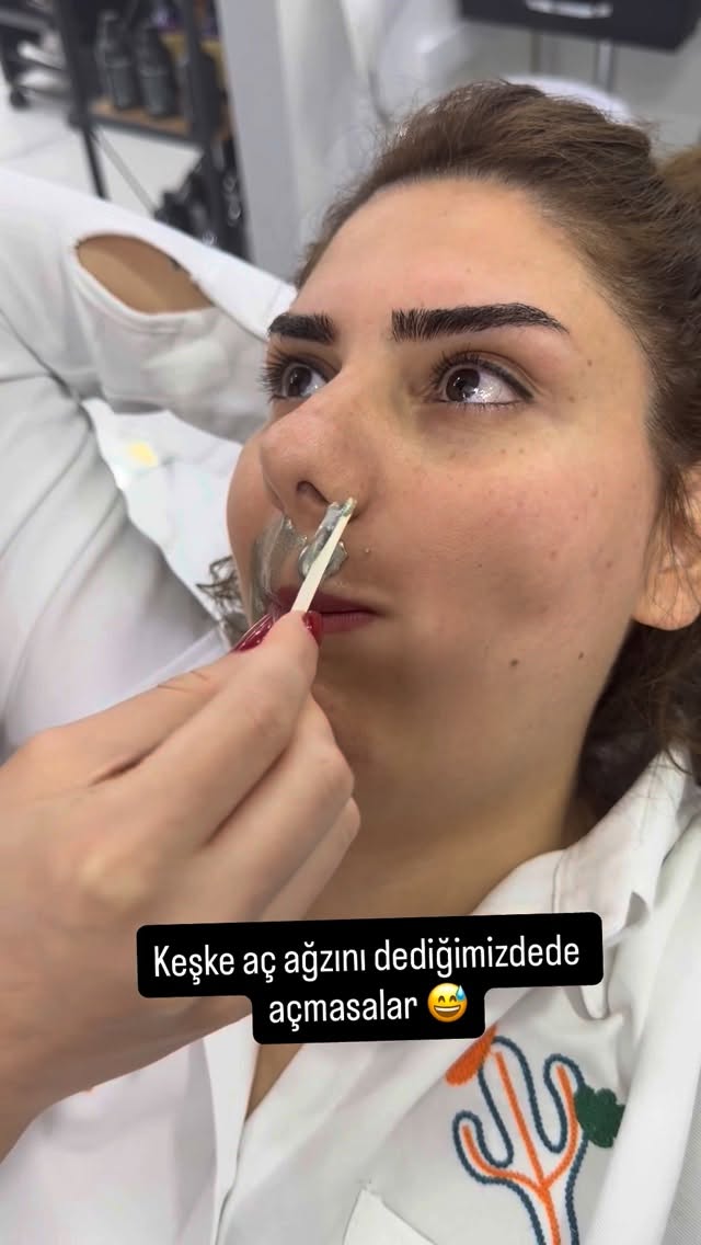 Kötü yorumlarınızı kendinize saklayın biz sadece eğleniyoruz😅🙈
#güzellik #bıyıkalma #kaşbıyıkalma #kaşkontür #kaşlazeri