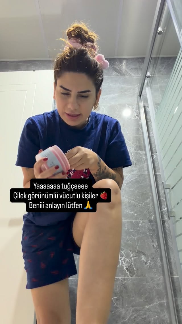 🍓 ÇİLEK GÖRÜNÜMLÜ BACAKLARA VEDA 🍓

Bacaklarında minik siyah noktalar, pürüzlü görünüm ve batık problemi mi var?
Bunun adı “çilek bacak görünümü” ✨

Doğru peeling + düzenli bakım ile daha pürüzsüz ve ışıl ışıl bir görünüm mümkün 💆🏻‍♀️

✔ Ölü deriyi temizler
✔ Batık görünümünü azaltır
✔ Cildi yumuşatır
✔ Daha sağlıklı ve parlak görünüm sağlar

Evde haftada 2 kez peeling yapmayı unutma 🤍
Düzenli lazer epilasyon ile çok daha hızlı sonuç alabilirsin ✨

📍Tuğçe Acar Beauty

#çilekbacak #batık #pürüzsüzcilt #lazerepilasyon #bakımlıbacaklar antalyagüzellik