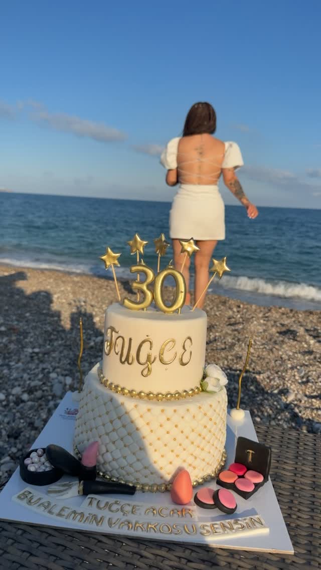 “30 yaş…
Bir yaş daha değil, bir mücadele daha.
Düştüğüm yerlerden kalkmayı, ağlarken gülümsemeyi, yalnızken güçlü durmayı öğrendiğim yaşların toplamı…
Hayat bana hiçbir şeyi kolay vermedi.
Ama vazgeçmeyi de öğretmedi.
Bugün geriye baktığımda; kaybettiklerimden çok kazandığım gücü görüyorum.
Bir kız çocuğunun annesi, hayallerinin peşinden koşan bir kadın ve kendi emeğiyle ayakta duran biri olarak yeni yaşıma giriyorum.
İyi ki vazgeçmemişim.
Hoş geldin 30…
En güzel yıllar şimdi başlıyor.”

Kapanış için kısa ve etkili bir cümle:

“30 yaşındayım. Yaralarım var, hikâyem var, gücüm var.” ✨🖤
#keşfet #30yaşım #antalya #keşifteyiz #dogumünü